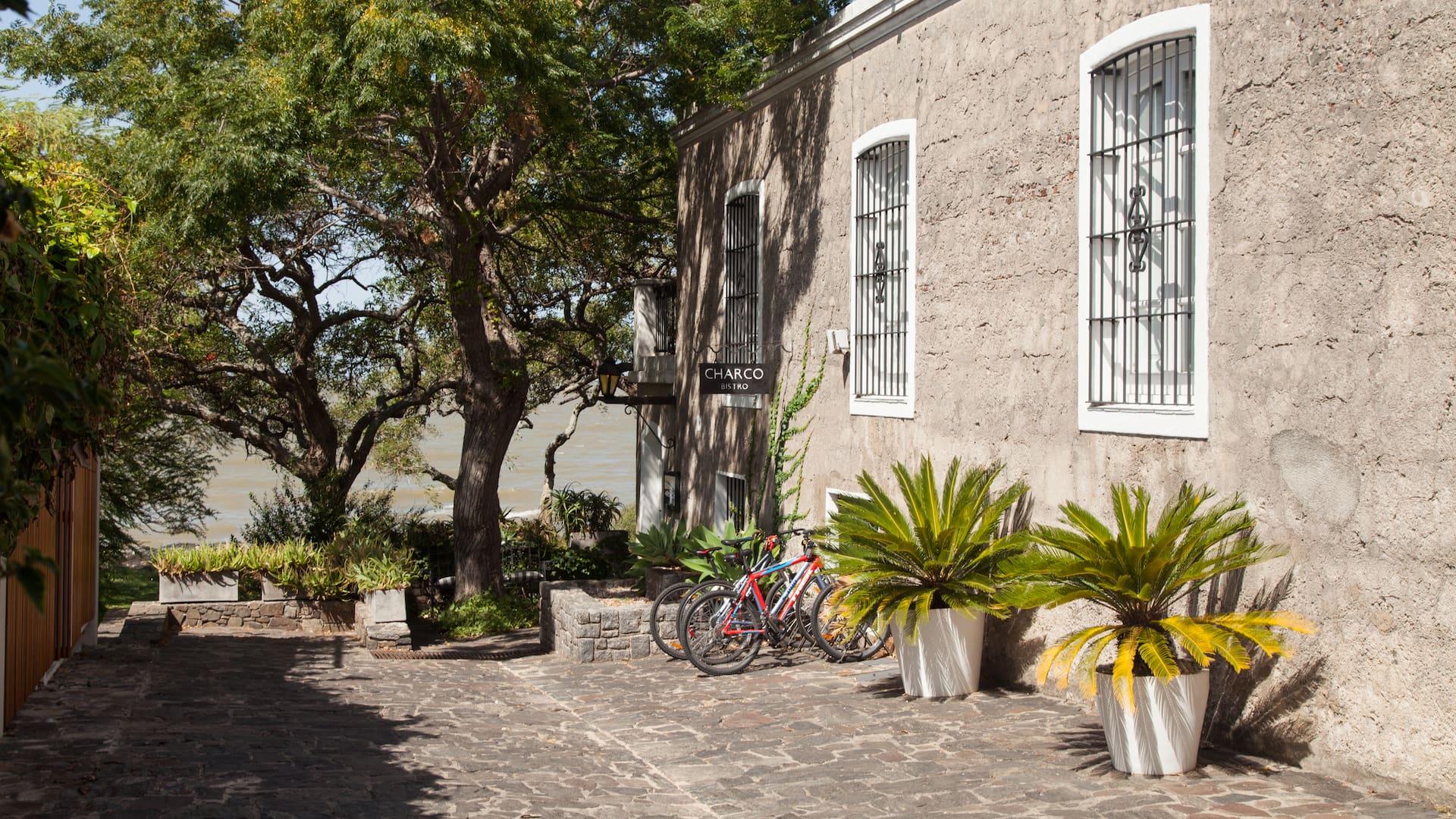 Charco, hotel boutique en pleno casco histórico de Colonia del Sacramento.