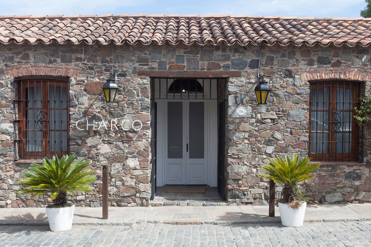 Charco Hotel está montado sobre una vieja construcción portuguesa del 1800.
