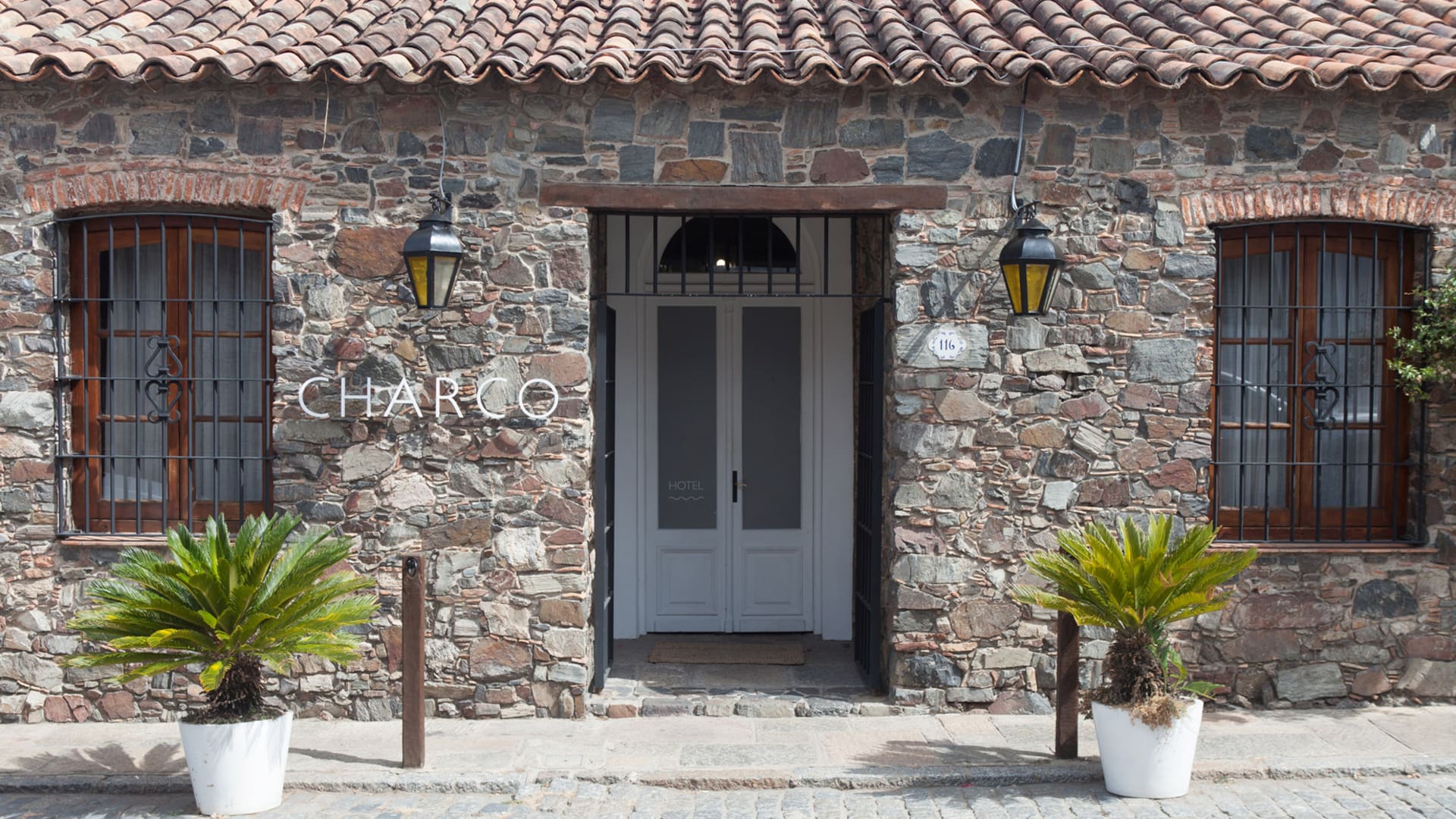 Charco Hotel está montado sobre una vieja construcción portuguesa del 1800.