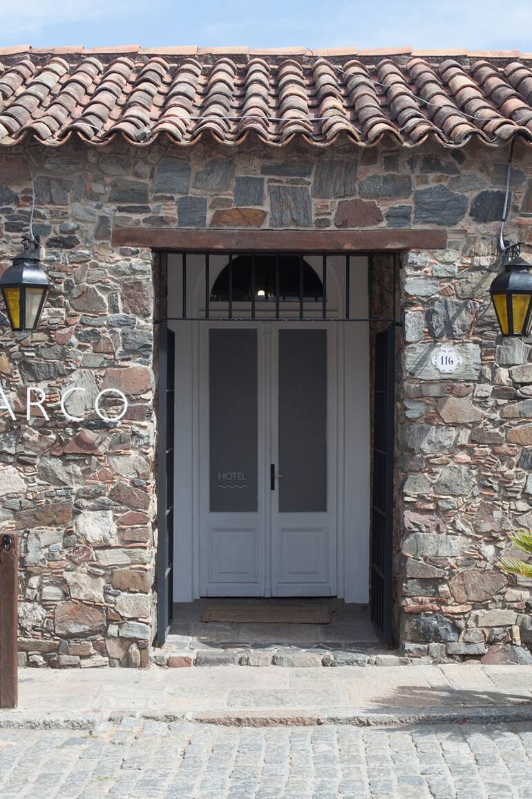 Charco Hotel está montado sobre una vieja construcción portuguesa del 1800.