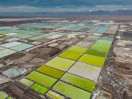 Charcos de salmuera se convierten en litio en la mina SQM en el desierto de San Pedro de Atacama en el norte de Chile (Archivo)