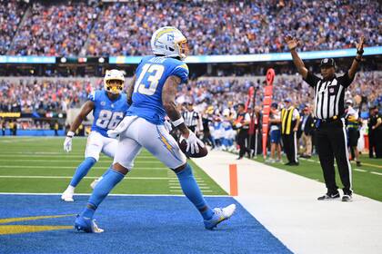Chargers tiene arranque de 3-0 de la mano de Herbert con triunfo 23-20 sobre Broncos