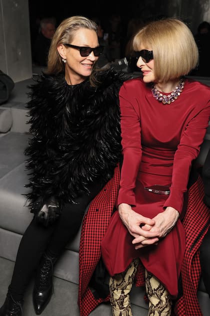 Charla de amigas entre dos inglesas cuyos nombres son sinónimo de moda: la modelo Kate Moss y la editora Anna Wintour en la primera fila de Tom Ford.