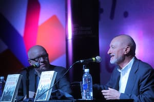 Charla de Jorge Fernández Díaz con Arturo Pérez Reverte en la 47a Feria del Libro