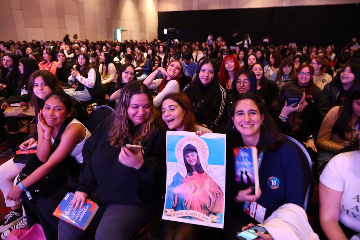 Charla de la best seller juvenil Joana Marcús a sala llena en la 47a Feria del Libro.