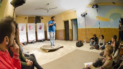 Cerezo dando una charla motivacional