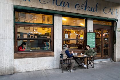 Charla y café de por medio. Los parroquianos se sienten en el bar "como en casa".