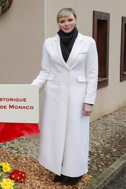 Charlene de Mónaco con tapado largo blanco, uno de los colores preferidos de la princesa.