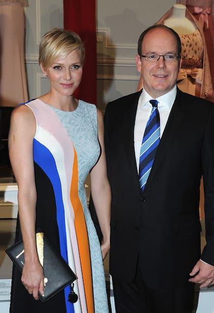 Charlene deslumbró con un vestido de colores