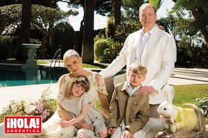 Charlene junto a sus hijos Gabriella –a quien abraza– y Jacques, y su marido, el príncipe Alberto, en una imagen idílica en los jardines
del Palacio