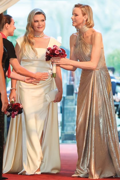 Charlene posa junto a Camille Gottlieb, hija menor de Estefanía de Mónaco, quien eligió un diseño de Elisabetta Franchi