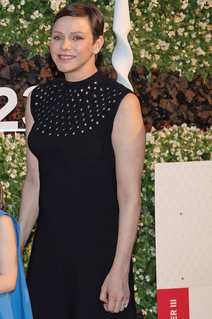 Charlene se mostró muy sonriente con su look castaño oscuro, que ya había estrenado en el Gran Premio de Mónaco de Fórmula 1.