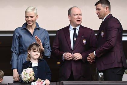 Charlene y Alberto conversan con Gareth Wittstock, hermano de ella, que se desempeña como secretario general de la fundación de la princesa. En este último tiempo su familia se volvió el pilar fundamental para salir adelante.