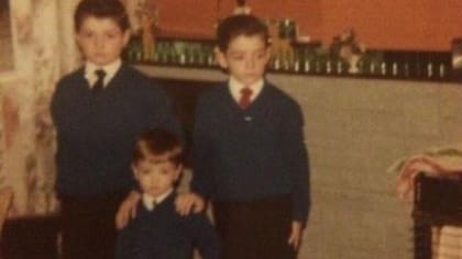 Charles (a la derecha) fue ingresado por primera vez en el hospital cuando tenía 10 años