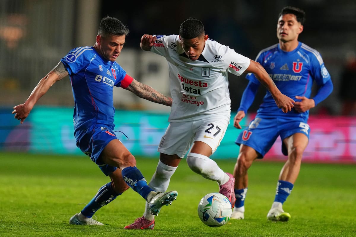 Charles Aranguiz, la pieza clave del mediocampo de Universidad de Chile, y la mirada atenta de Javier Altamirano, el autor del golazo que puso al equipo en la semifinal de la Copa Sudamericana.