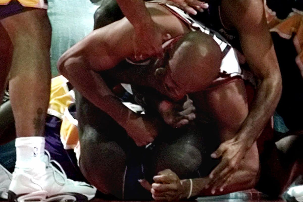 Charles Barkley y Shaquille O´Neal, a los goles en un juego entre Houston y Lakers