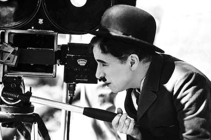 Charles Chaplin detrás de escena filmando Tiempos Modernos 1936