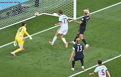 Charles De Ketelaere anota el 1-0 para Bélgica (Photo by David Ramos / GETTY IMAGES NORTH AMERICA / Getty Images via AFP)