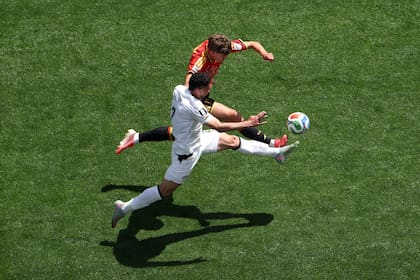 Charles De Ketelaere disputa la pelota con Yasser Ibrahim