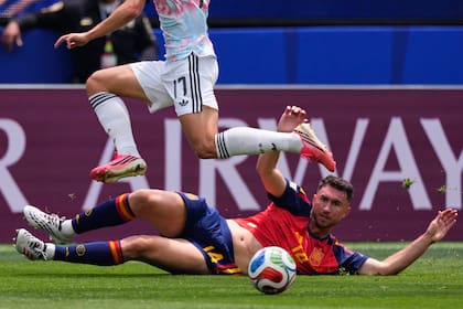 Charles De Ketelaere marcado por Aymeric Laporte