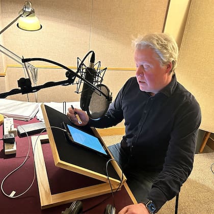 Charles en plena grabación del audiolibro de sus memorias. "Era algo que temía un poco. Pero al final de los tres días de grabación me sentí muy aliviado al darme cuenta de que no habría cambiado ni una sola palabra de mi libro".