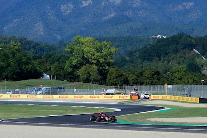 Ferrari es local en Mugello: en 1988 compró el autódromo y allí festeja sus 1000 carreras en la mejor categoría del automovilismo, con un color especial; Charles Leclerc transita la parte más lenta de un trazado en el que nunca se baja de la cuarta marcha.