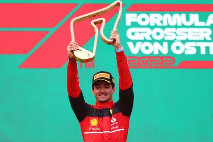 Charles Leclerc celebra en el podio durante el Gran Premio de F1 de Austria