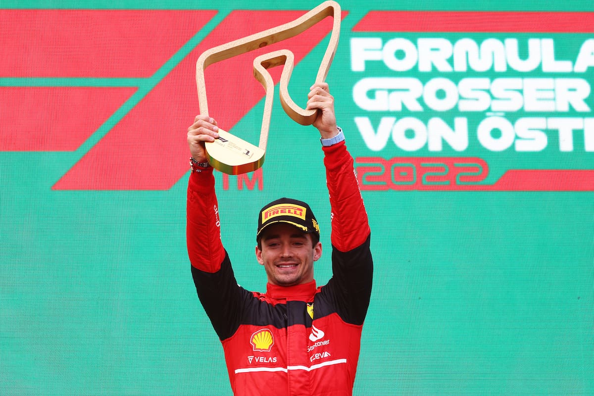Charles Leclerc celebra en el podio durante el Gran Premio de F1 de Austria