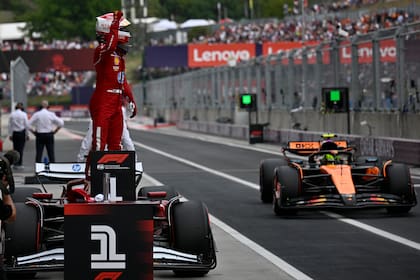 Charles Leclerc celebra su pole position después de la sesión de clasificación para el Gran Premio de Hungría de Fórmula 1