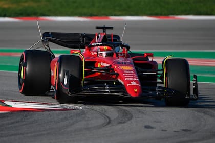Charles Leclerc conduce la Ferrari F1-75 en el circuito de Barcelona; los autos de 2022 tienen 46 kilos más que el año pasado