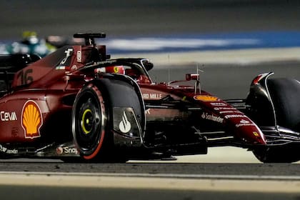 Charles Leclerc conduce su Ferrari durante el Gran Premio de Bahrein, el domingo 20 de marzo de 2022. (AP Foto/Hassan Ammar)
