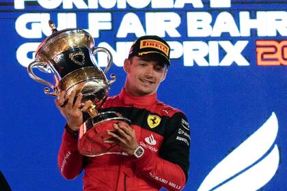 Charles Leclerc de Ferrari celebra la victoria en el Gran Premio de Bahrein, el domingo 20 de marzo de 2022. (AP Foto/Hassan Ammar)