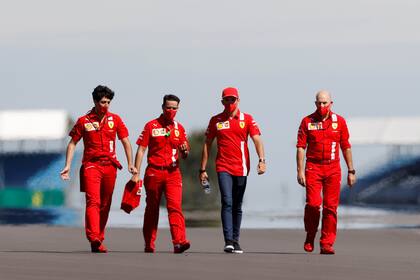 Charles Leclerc durante la tradicional caminata de reconocimiento por el circuito de Silverstone: el monegasco, a quien Ferrari consideró su mejor espada para 2020, no sumó en los dos últimos Grandes Premios