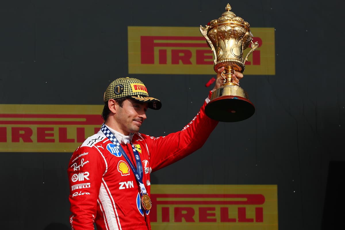 Charles Leclerc exhibe la tradicional copa que recibe el ganador en el Gran Premio de Gran Bretaña; el monegasco no vencía desde el GP de los Estados Unidos 2024