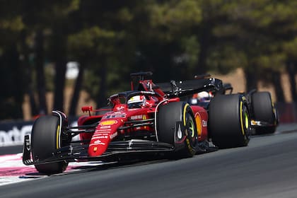 Charles Leclerc (Ferrari) lidera en Francia ante la persución de Max Verstappen (Red Bull) hasta que sufrió un despiste en la vuelta 18.
