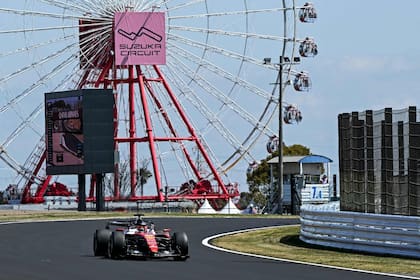 Charles Leclerc maneja en el circuito de Suzuka: el Gran Premio de Japón, una de las fechas que cambió de trimestre y eso también es un impacto para la economía de la Fórmula 1
