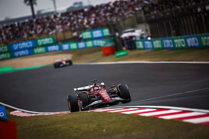 Charles Leclerc, originalmente 5º, y Lewis Hamilton (atrás), inicialmente 6º, fueron quitados de la clasificación final por irregularidades técnicas en sus Ferrari; el equipo se perdió los 18 puntos colectados en Shanghái.