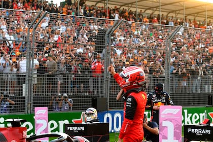 Charles Leclerc ovacionado por una concurrencia impactante en Albert Park; el piloto de Ferrari dominó a placer durante el fin de semana del Gran Premio de Australia y es holgado líder en la Fórmula 1.