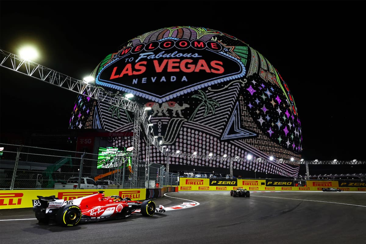 Charles Leclerc, que resultó segundo en la carrera, transita el circuito de Las Vegas en 2023; después de algún problema (una rejilla suelta afectó a Carlos Sainz) en aquel fin de semana, el trazado urbano fue reasfaltado este año.