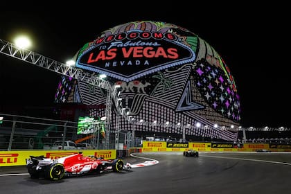 Charles Leclerc, que resultó segundo en la carrera, transita el circuito de Las Vegas en 2023; después de algún problema (una rejilla suelta afectó a Carlos Sainz) en aquel fin de semana, el trazado urbano fue reasfaltado este año.
