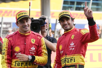Charles Leclerc -quedó tercero- y Carlos Sainz -largará desde adelante- celebran ante los fanáticos de Ferrari en Monza