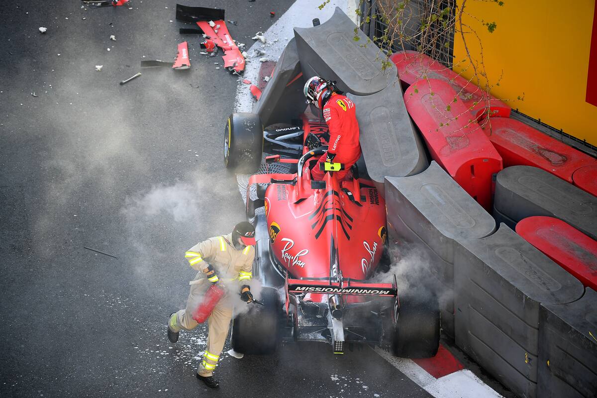 Charles Leclerc sale de su Ferrari después de estrellarse durante la clasificación para el Gran Premio de F1 de Azerbaiyán, en el circuito de la ciudad de Bakú, en abril de 2019; una de las víctimas de la curva 8