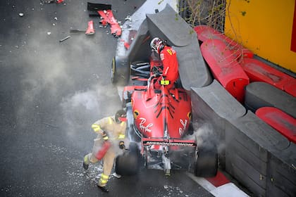 Charles Leclerc sale de su Ferrari después de estrellarse durante la clasificación para el Gran Premio de F1 de Azerbaiyán, en el circuito de la ciudad de Bakú, en abril de 2019; una de las víctimas de la curva 8