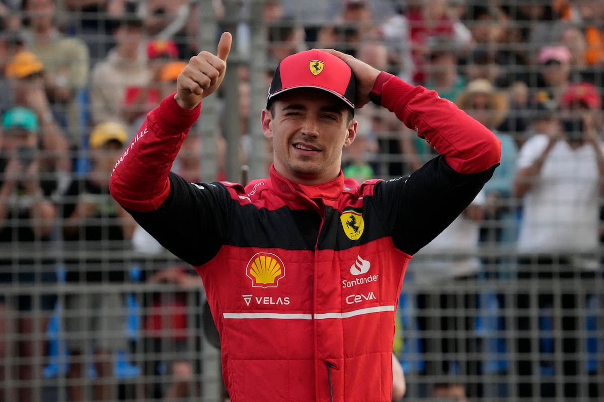 Charles Leclerc saluda luego de obtener a pole position para la carrera del domingo