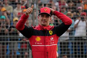 Charles Leclerc saluda luego de obtener a pole position para la carrera del domingo
