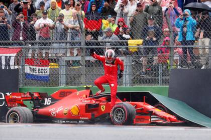 Charles Leclerc se fue de la pista con su Ferrari y no pudo seguir en carrera en la Fórmula 1.