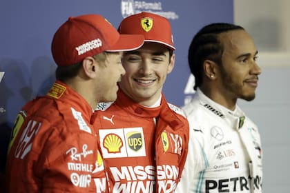 Charles Leclerc, sonriente junto con Sebastian Vettel, segundo; Hamilton fue 3°