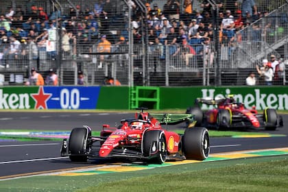 Charles Leclerc y Carlos Sainz Jr., las espadas de Ferrari; el monegasco, junto con George Russell (Mercedes), los pilotos que sumaron en las cinco carreras del calendario