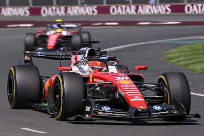 Charles Leclerc y Lewis Hamilton se ilusionan con tener un año positivo con Ferrari; están dejando buenas impresiones