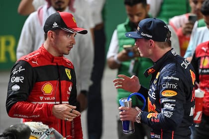 Charles Leclerc y Max Verstappen charlan en boxes, en una carrera anterior a la que protagonizará la Fórmula 1 este domingo en Bélgica